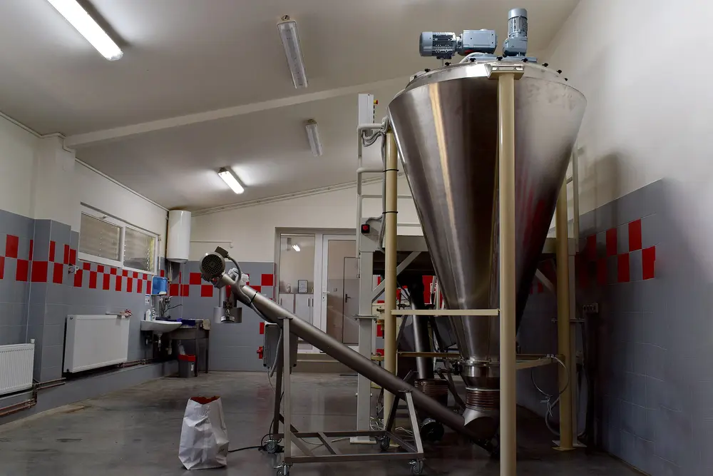 Conical screw mixer